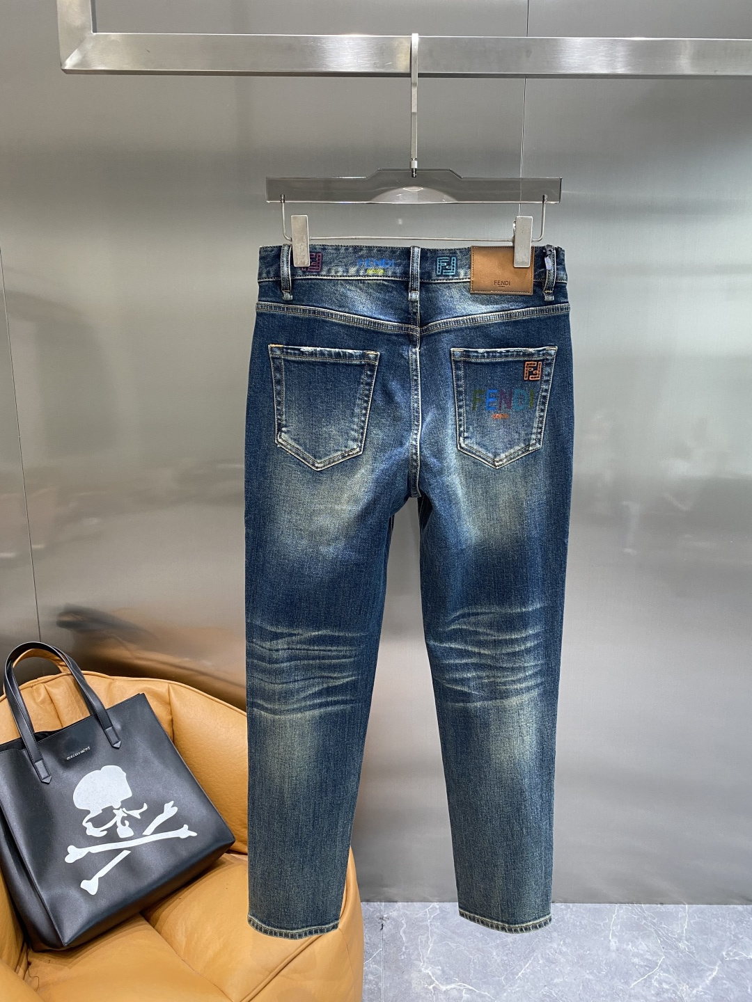 《𝙉𝙚𝙬🤍🖤芬家》2025专柜新品，原版牛仔裤 原版重工打造，品牌经典LOGO设计，三标齐全！原版五金辅