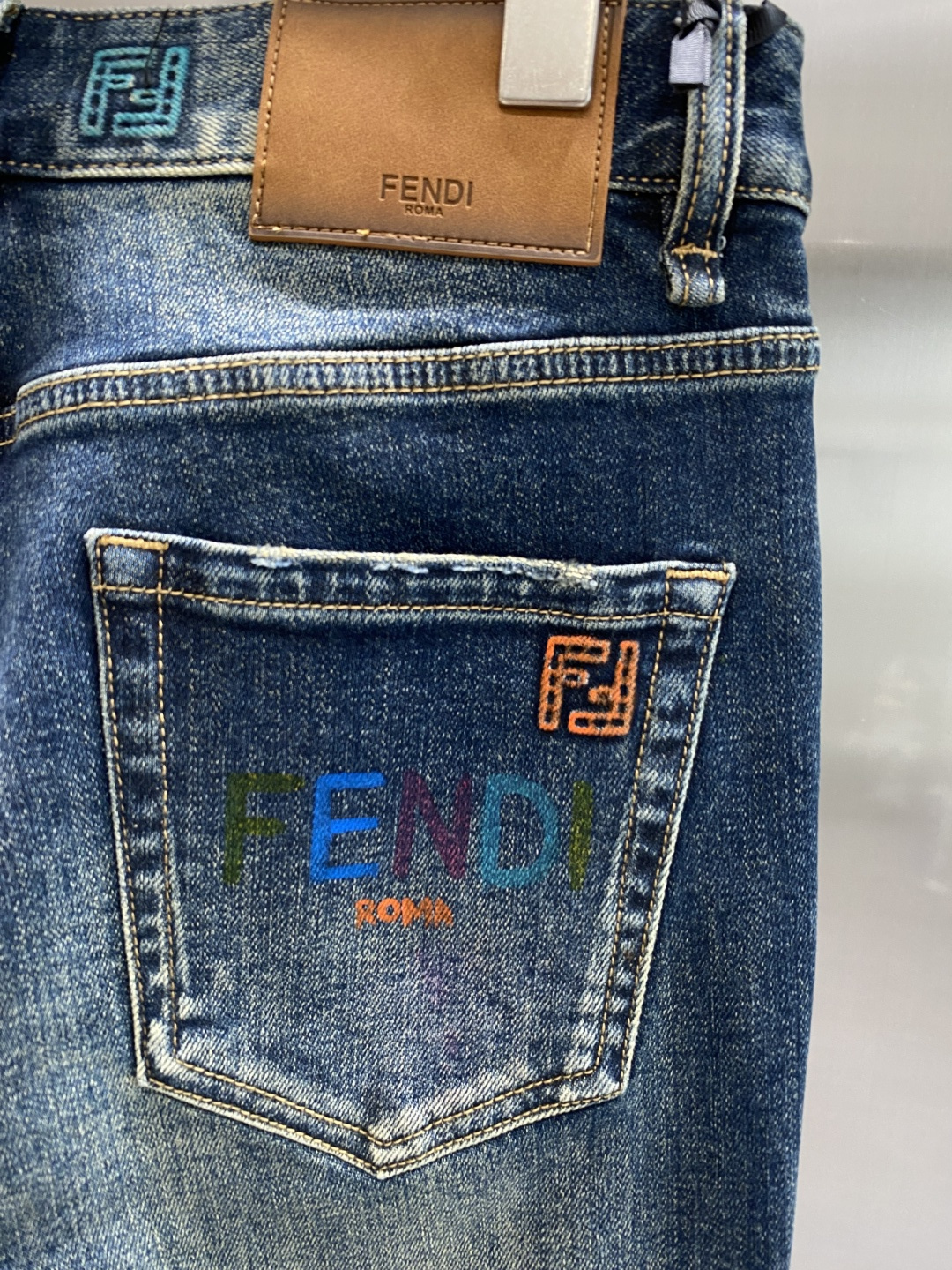 《𝙉𝙚𝙬🤍🖤芬家》2025专柜新品，原版牛仔裤 原版重工打造，品牌经典LOGO设计，三标齐全！原版五金辅