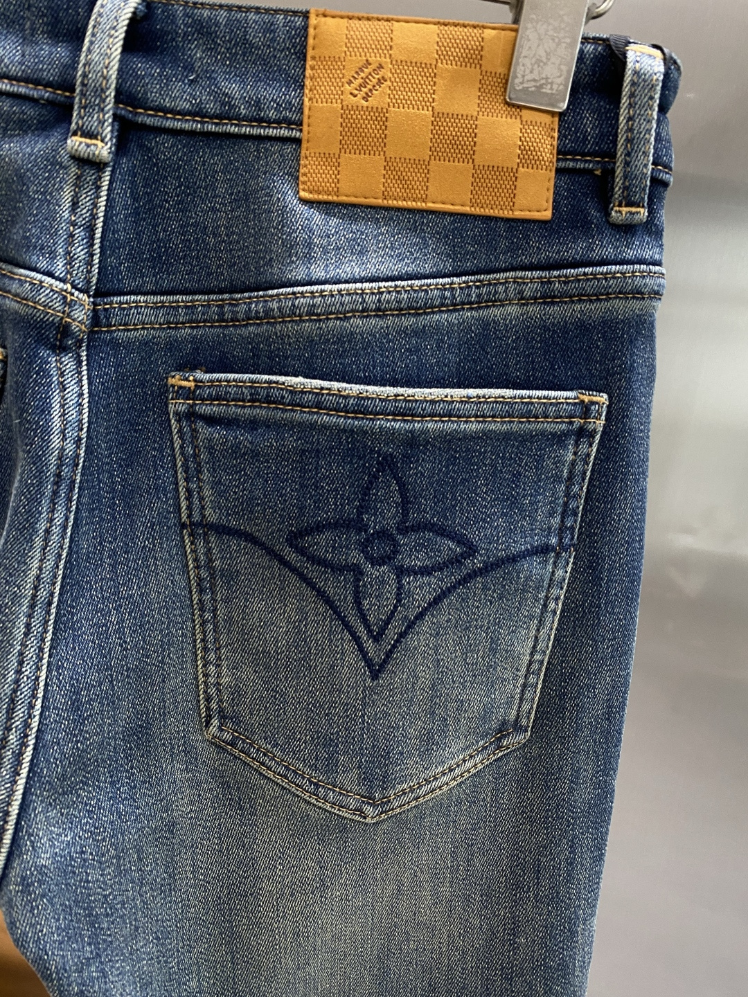 《𝙉𝙚𝙬🤍🖤驴家》25ss秋冬牛仔 超级有范儿的一款牛仔裤，定制原版水洗牛仔面料，独特设计，顶级工艺字母