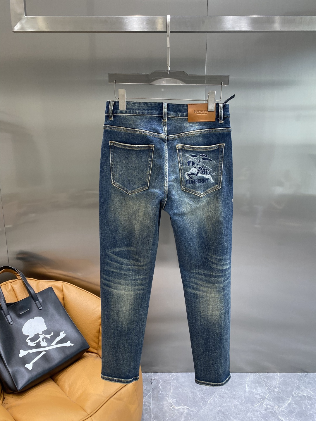 《𝙉𝙚𝙬🤍🖤巴家》25ss秋冬牛仔 超级有范儿的一款牛仔裤，定制原版水洗牛仔面料，独特设计，顶级工艺字母