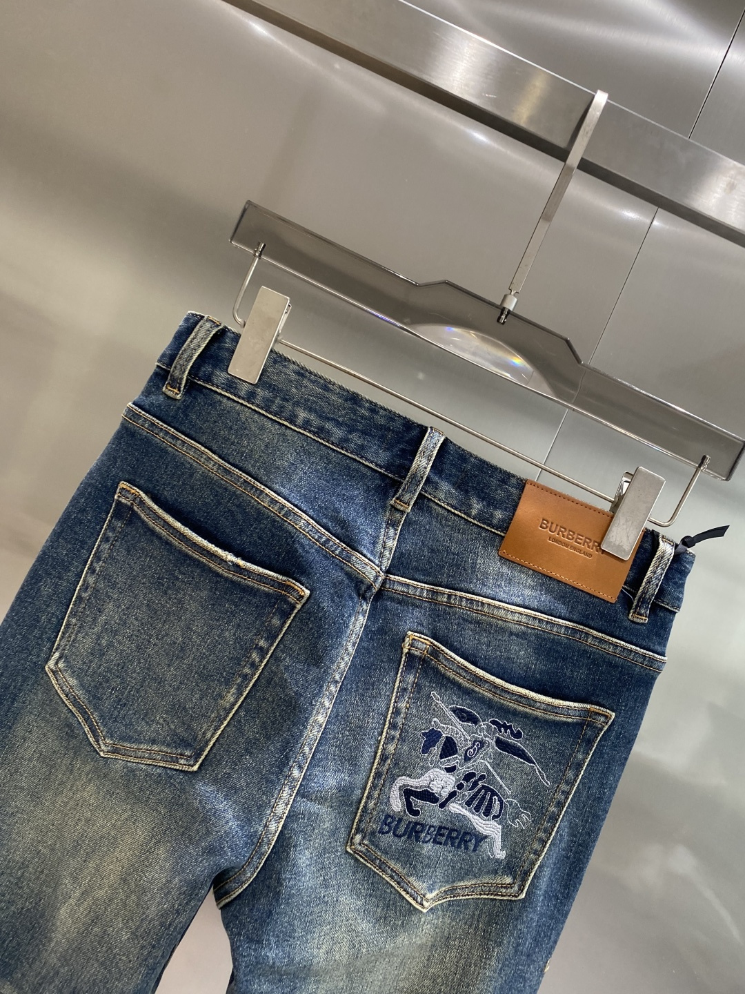《𝙉𝙚𝙬🤍🖤巴家》25ss秋冬牛仔 超级有范儿的一款牛仔裤，定制原版水洗牛仔面料，独特设计，顶级工艺字母