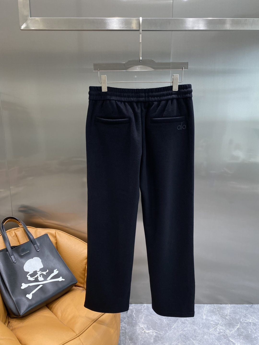 《𝙉𝙚𝙬🤍🖤alo家》2025秋冬新款休闲裤！官网同步发售。品牌经典LOGO休闲裤 ，舒适度极好，手触感