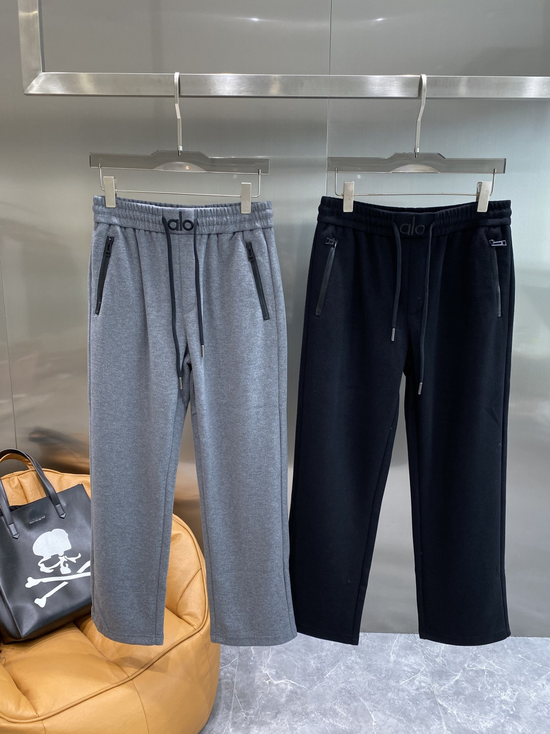 《𝙉𝙚𝙬🤍🖤alo家》2025秋冬新款休闲裤！官网同步发售。品牌经典LOGO休闲裤 ，舒适度极好，手触感