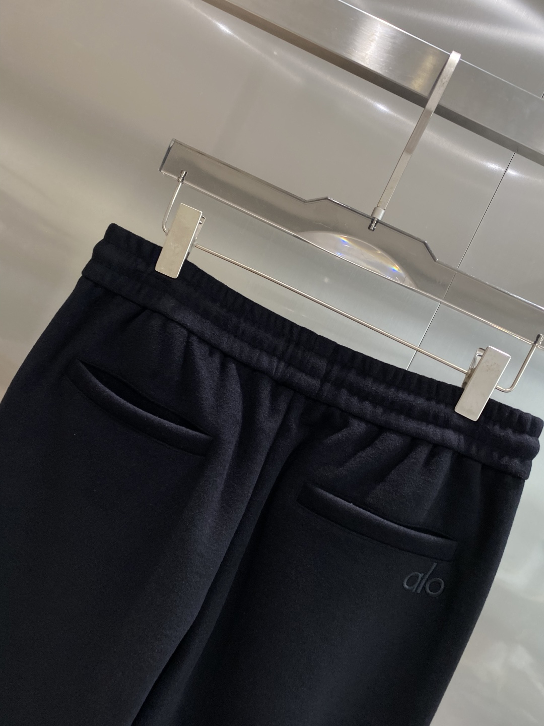 《𝙉𝙚𝙬🤍🖤alo家》2025秋冬新款休闲裤！官网同步发售。品牌经典LOGO休闲裤 ，舒适度极好，手触感
