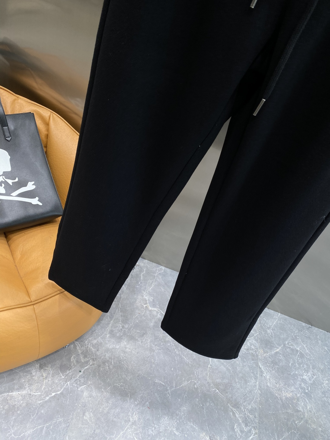 《𝙉𝙚𝙬🤍🖤alo家》2025秋冬新款休闲裤！官网同步发售。品牌经典LOGO休闲裤 ，舒适度极好，手触感