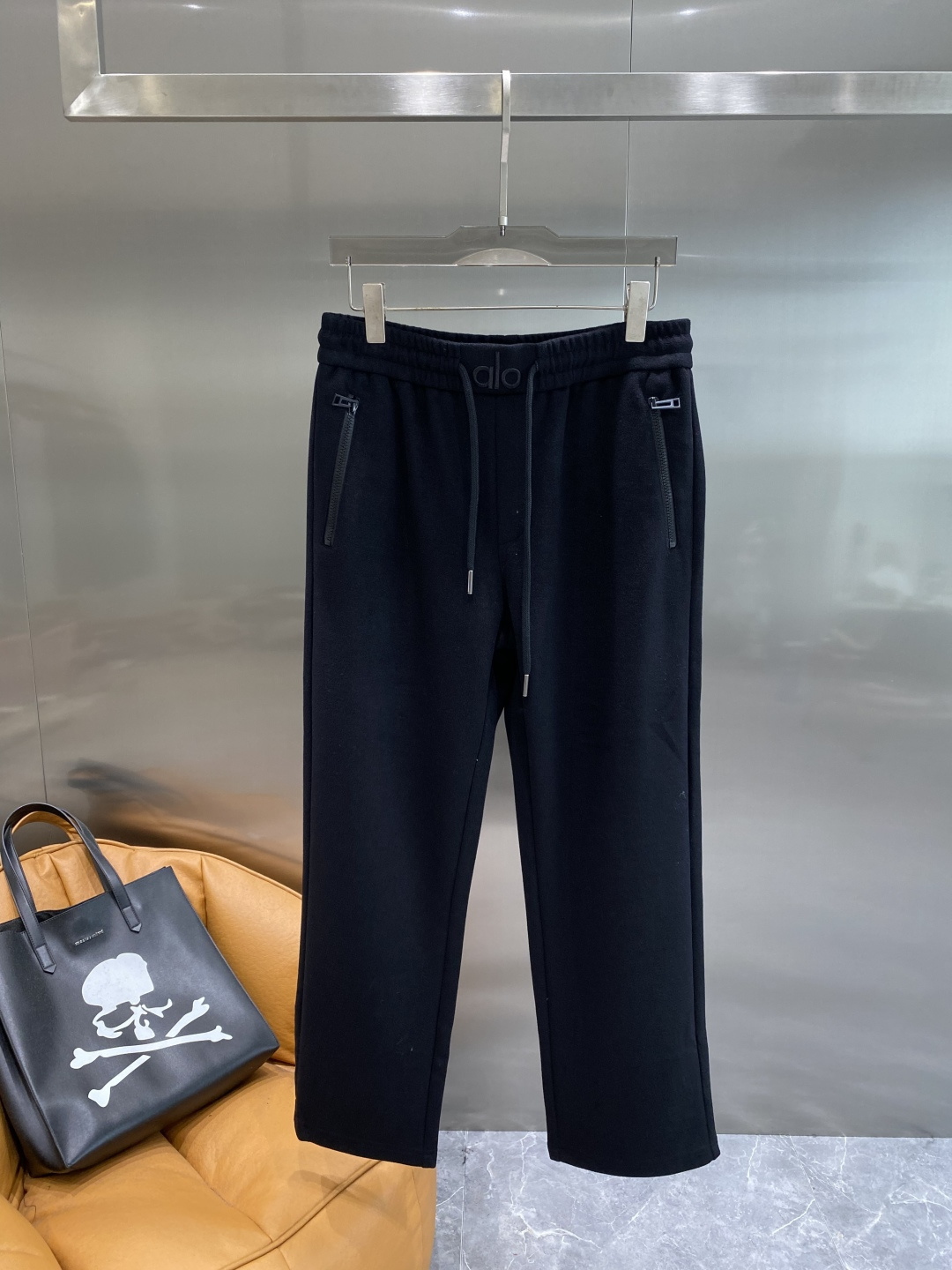 《𝙉𝙚𝙬🤍🖤alo家》2025秋冬新款休闲裤！官网同步发售。品牌经典LOGO休闲裤 ，舒适度极好，手触感