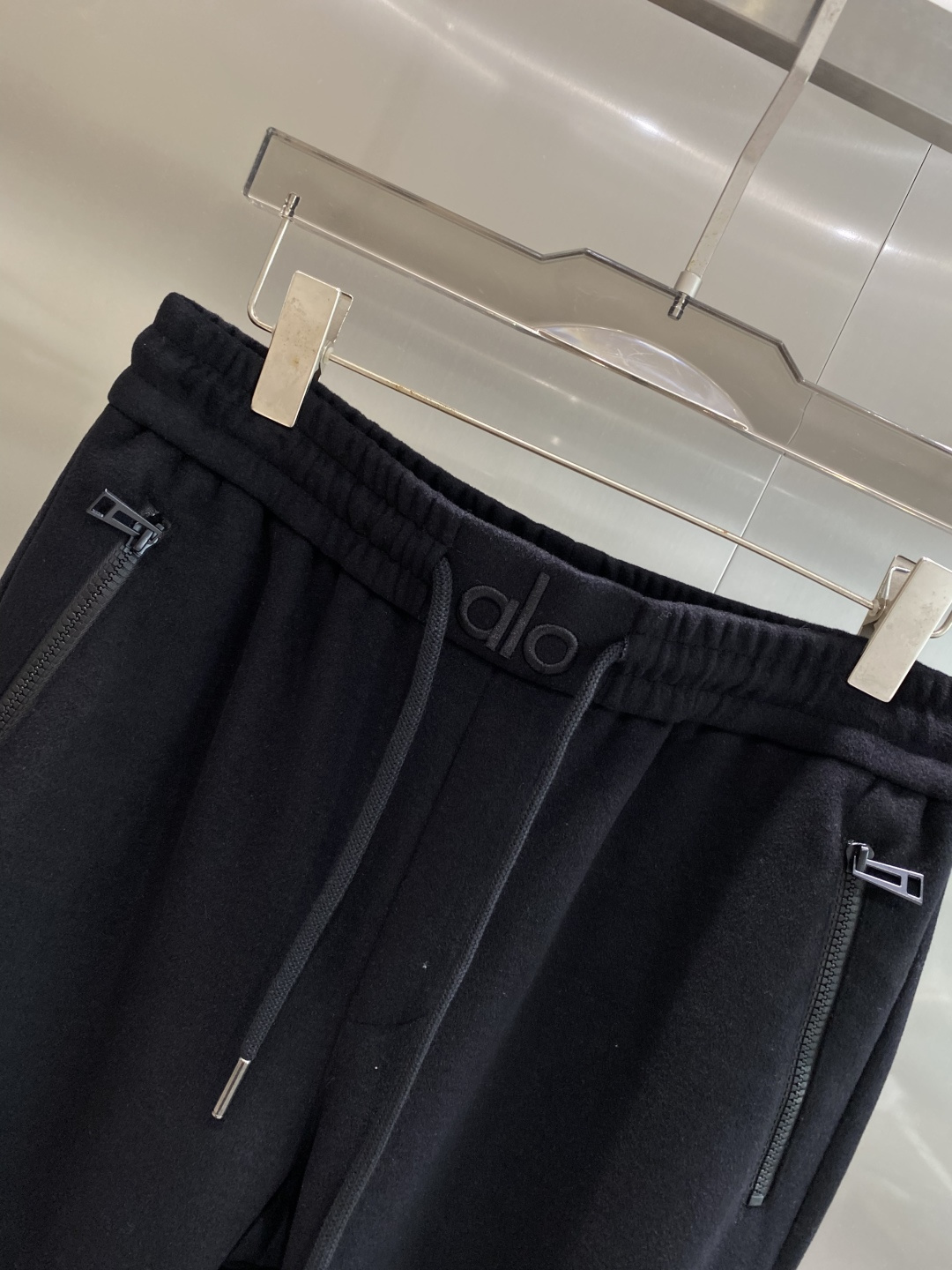 《𝙉𝙚𝙬🤍🖤alo家》2025秋冬新款休闲裤！官网同步发售。品牌经典LOGO休闲裤 ，舒适度极好，手触感