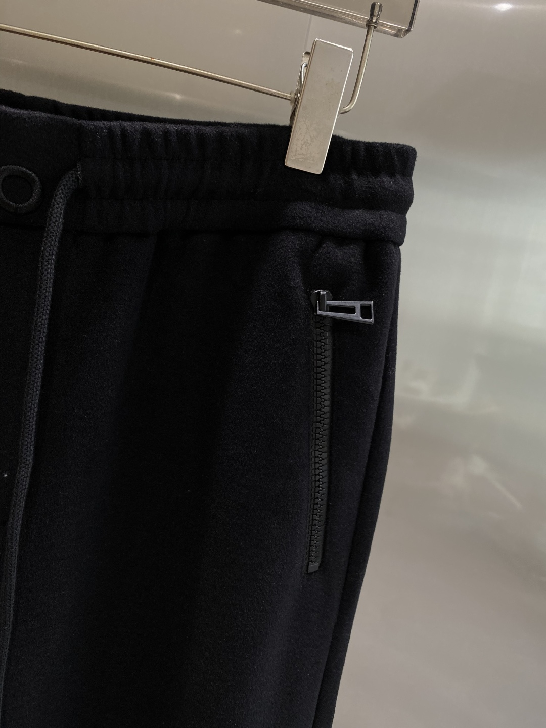 《𝙉𝙚𝙬🤍🖤alo家》2025秋冬新款休闲裤！官网同步发售。品牌经典LOGO休闲裤 ，舒适度极好，手触感