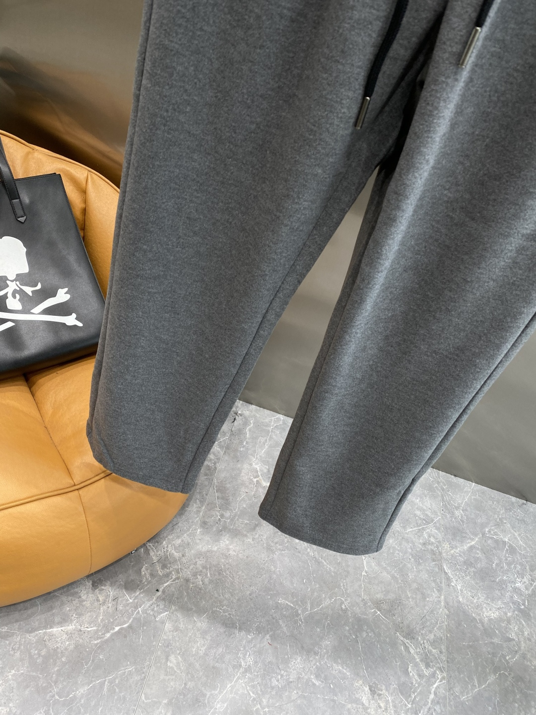 《𝙉𝙚𝙬🤍🖤alo家》2025秋冬新款休闲裤！官网同步发售。品牌经典LOGO休闲裤 ，舒适度极好，手触感