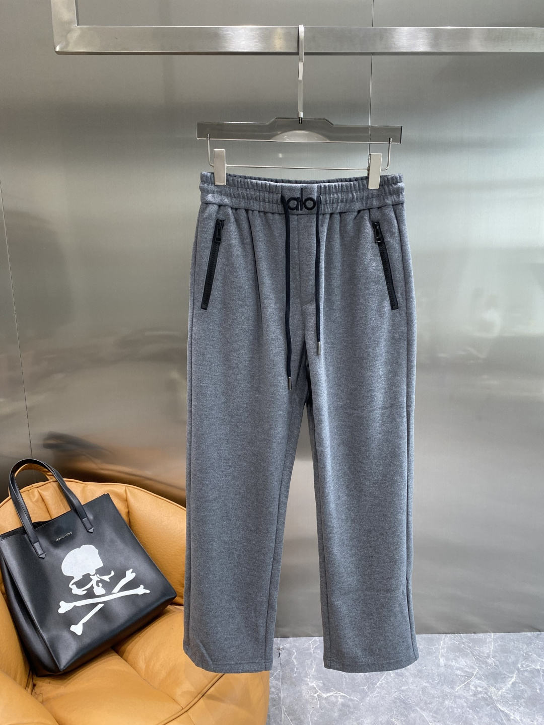 《𝙉𝙚𝙬🤍🖤alo家》2025秋冬新款休闲裤！官网同步发售。品牌经典LOGO休闲裤 ，舒适度极好，手触感