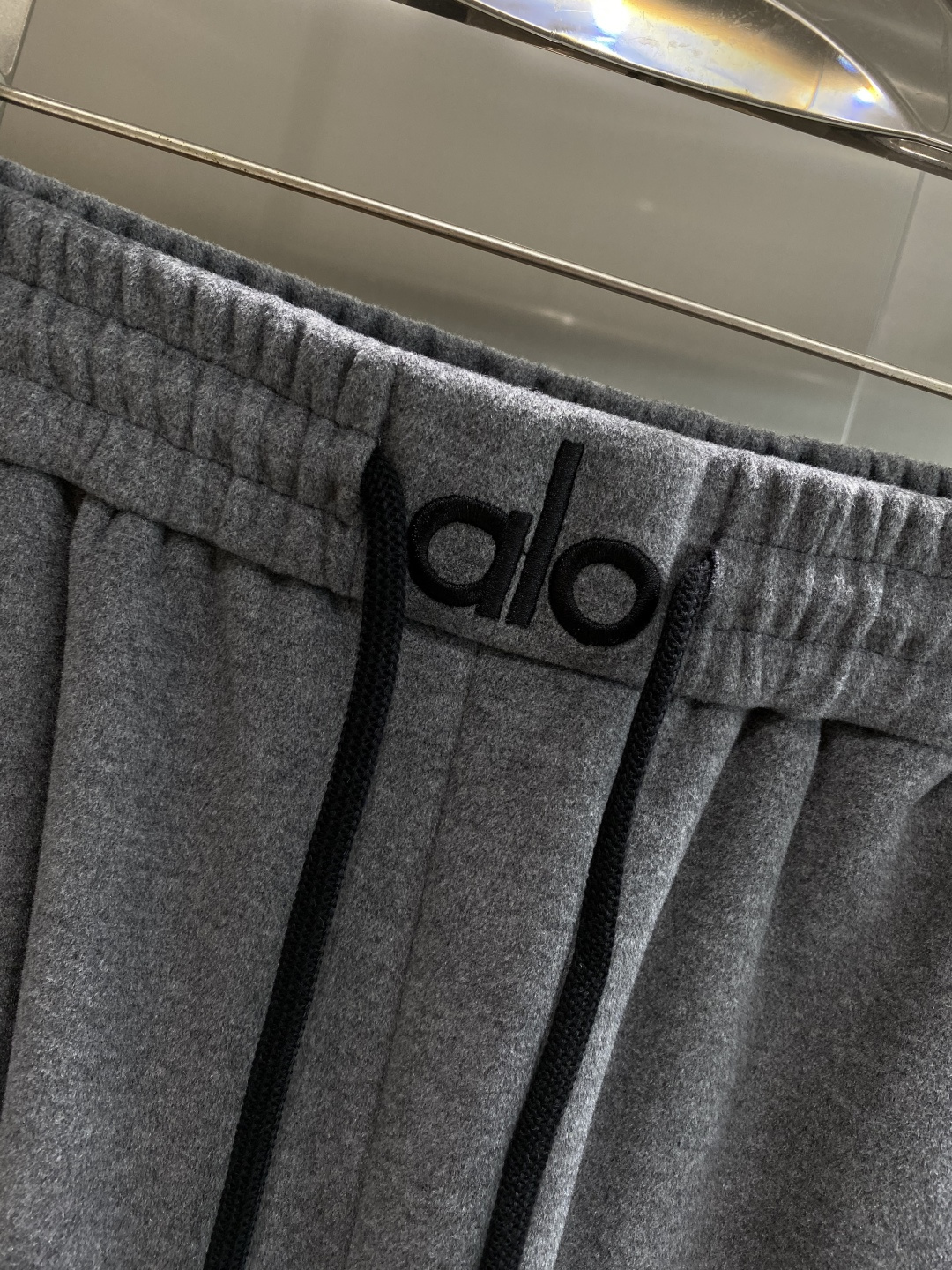 《𝙉𝙚𝙬🤍🖤alo家》2025秋冬新款休闲裤！官网同步发售。品牌经典LOGO休闲裤 ，舒适度极好，手触感