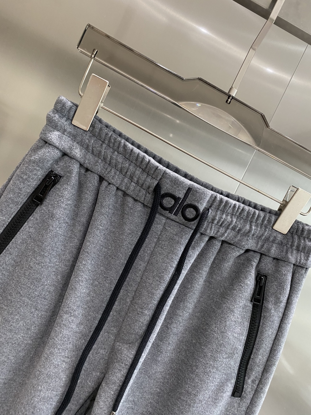 《𝙉𝙚𝙬🤍🖤alo家》2025秋冬新款休闲裤！官网同步发售。品牌经典LOGO休闲裤 ，舒适度极好，手触感