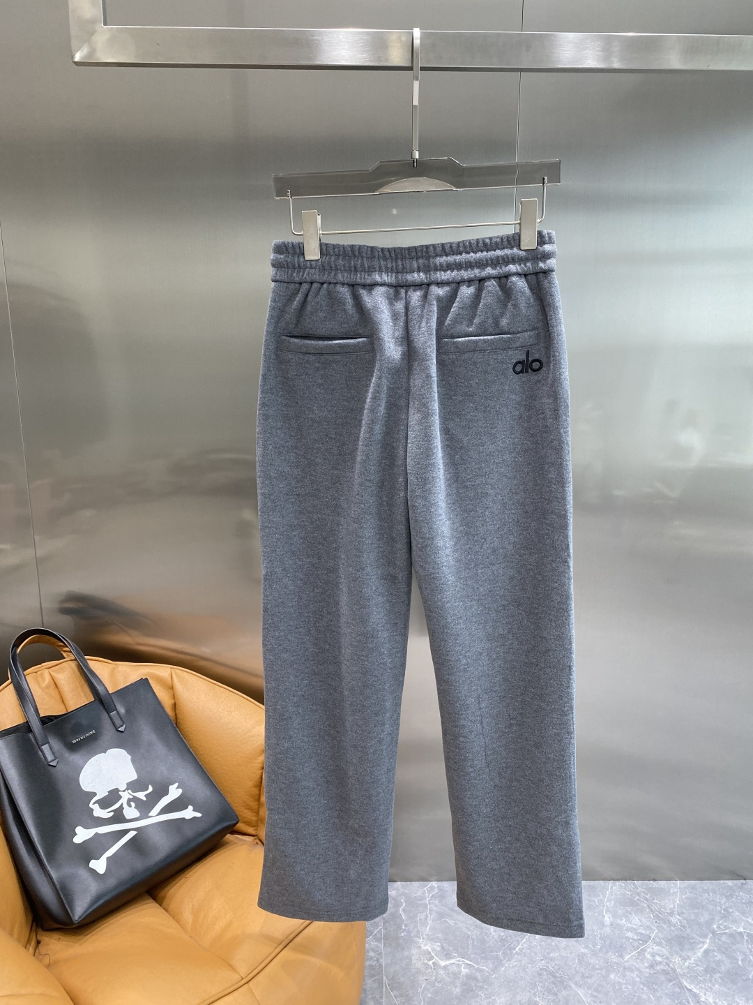 《𝙉𝙚𝙬🤍🖤alo家》2025秋冬新款休闲裤！官网同步发售。品牌经典LOGO休闲裤 ，舒适度极好，手触感