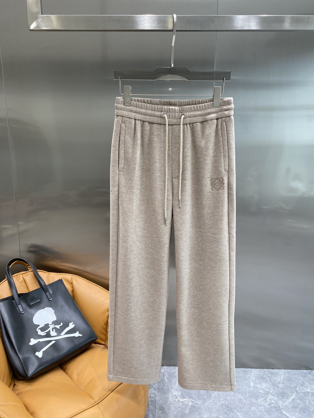 《𝙉𝙚𝙬🤍🖤罗家》2025专柜新品大爆款高端休闲裤松紧裤！奢华品牌logo重工艺点缀 随意进出专柜，高端