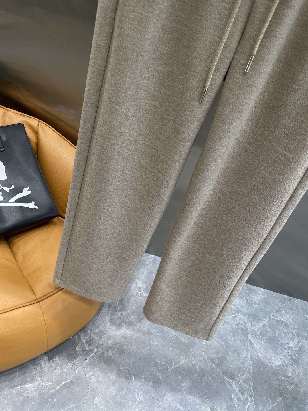 《𝙉𝙚𝙬🤍🖤罗家》2025专柜新品大爆款高端休闲裤松紧裤！奢华品牌logo重工艺点缀 随意进出专柜，高端