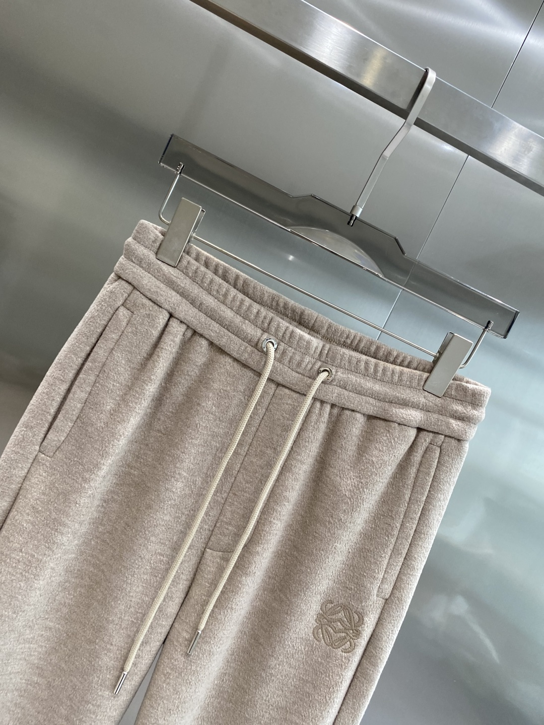 《𝙉𝙚𝙬🤍🖤罗家》2025专柜新品大爆款高端休闲裤松紧裤！奢华品牌logo重工艺点缀 随意进出专柜，高端