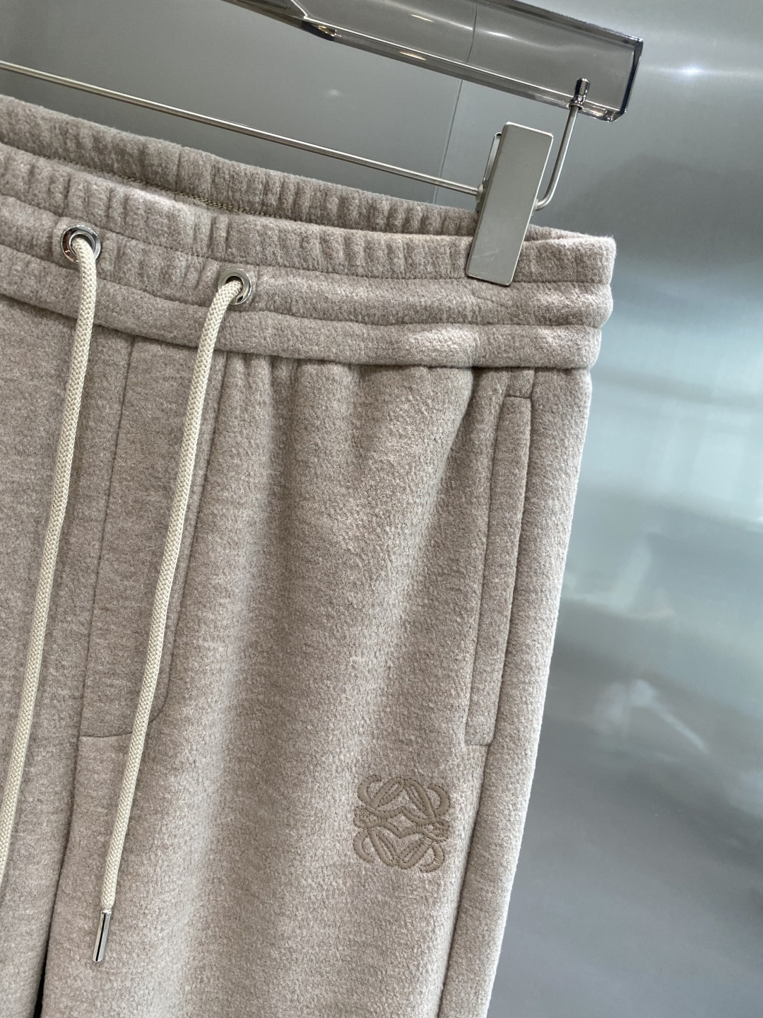 《𝙉𝙚𝙬🤍🖤罗家》2025专柜新品大爆款高端休闲裤松紧裤！奢华品牌logo重工艺点缀 随意进出专柜，高端