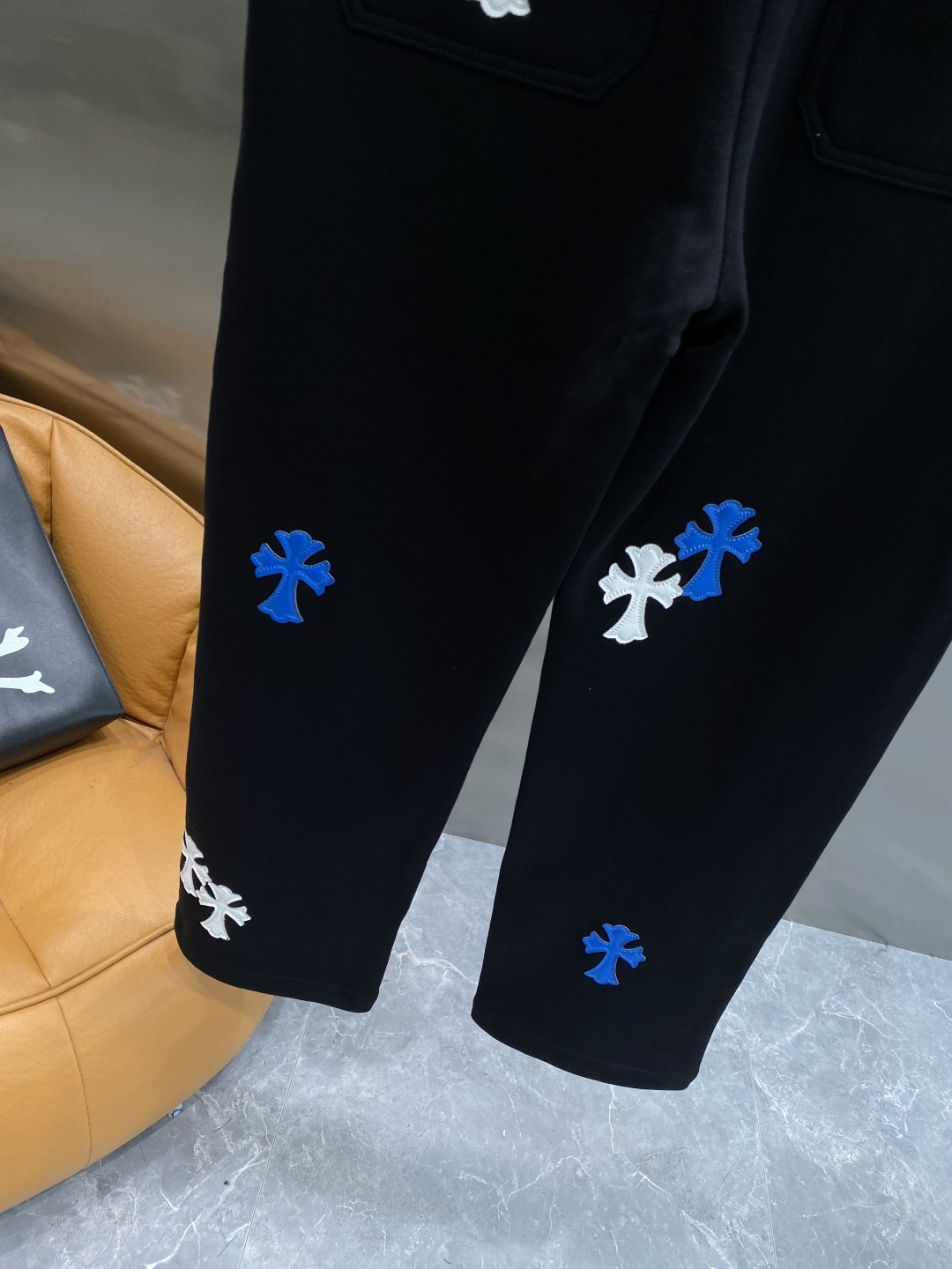 《𝙉𝙚𝙬🖤🤍克家》2025专柜新品大爆款高端休闲裤松紧裤！奢华品牌logo重工艺点缀 随意进出专柜，高端