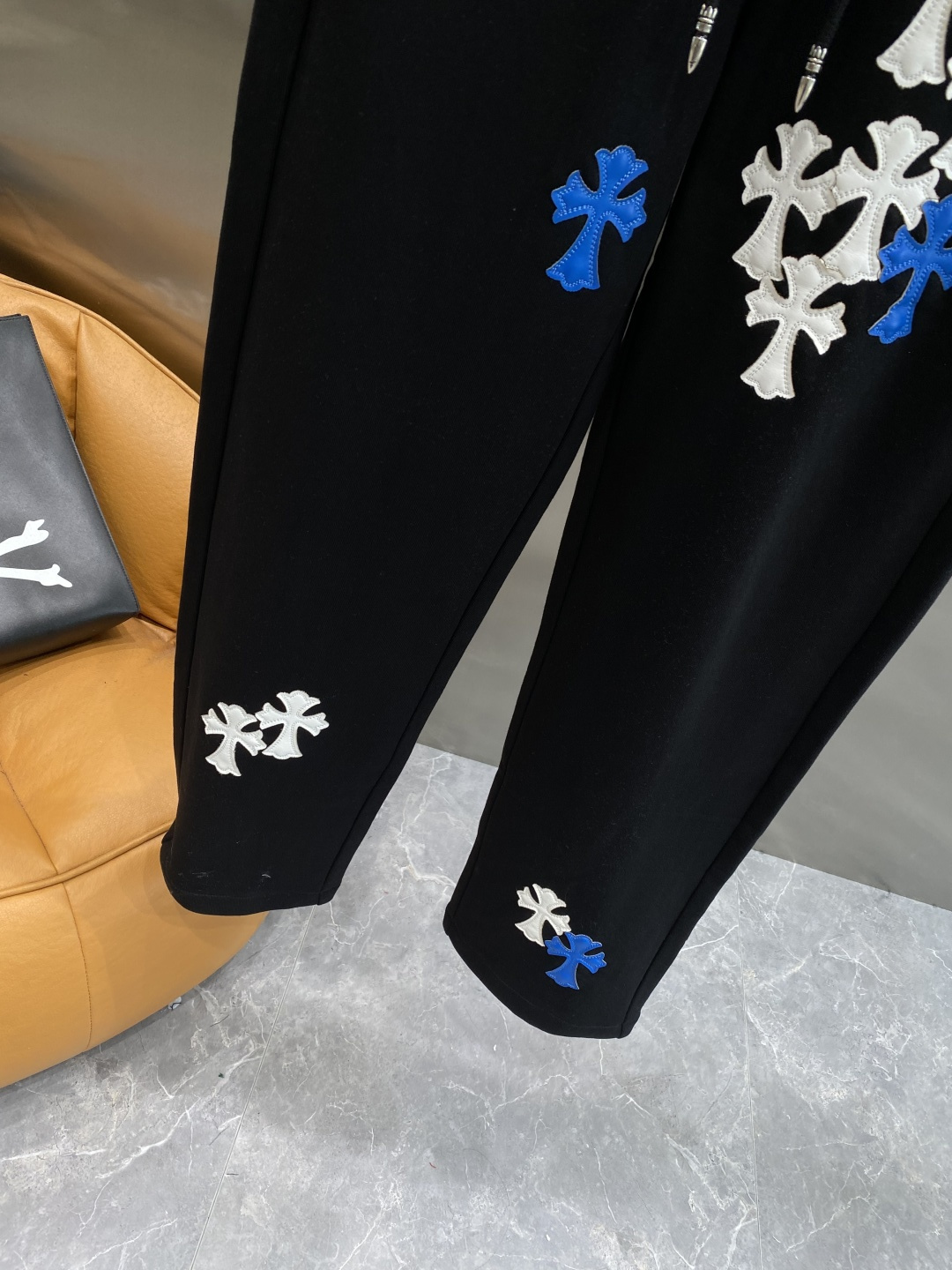 《𝙉𝙚𝙬🖤🤍克家》2025专柜新品大爆款高端休闲裤松紧裤！奢华品牌logo重工艺点缀 随意进出专柜，高端