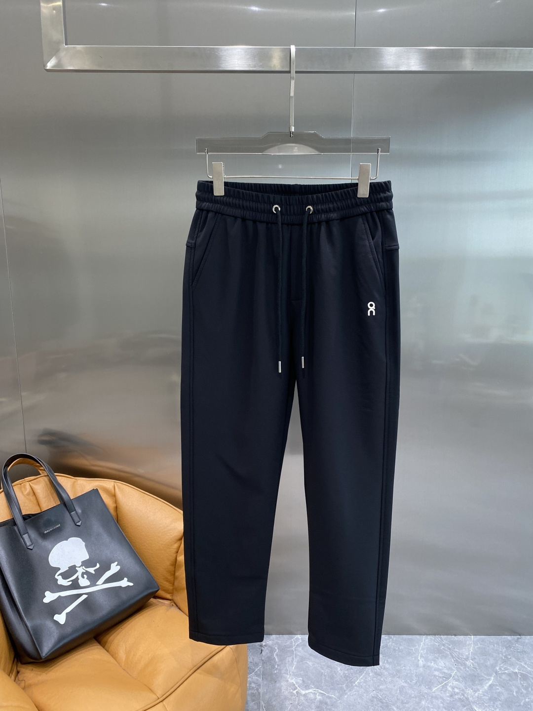 《𝙉𝙚𝙬🖤🤍罗家》2025专柜新品大爆款高端休闲裤松紧裤！奢华品牌logo重工艺点缀 随意进出专柜，高端