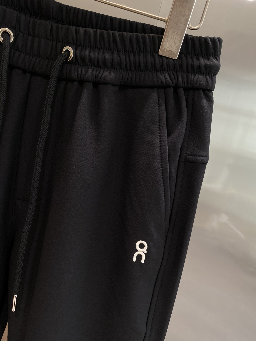 《𝙉𝙚𝙬🖤🤍罗家》2025专柜新品大爆款高端休闲裤松紧裤！奢华品牌logo重工艺点缀 随意进出专柜，高端