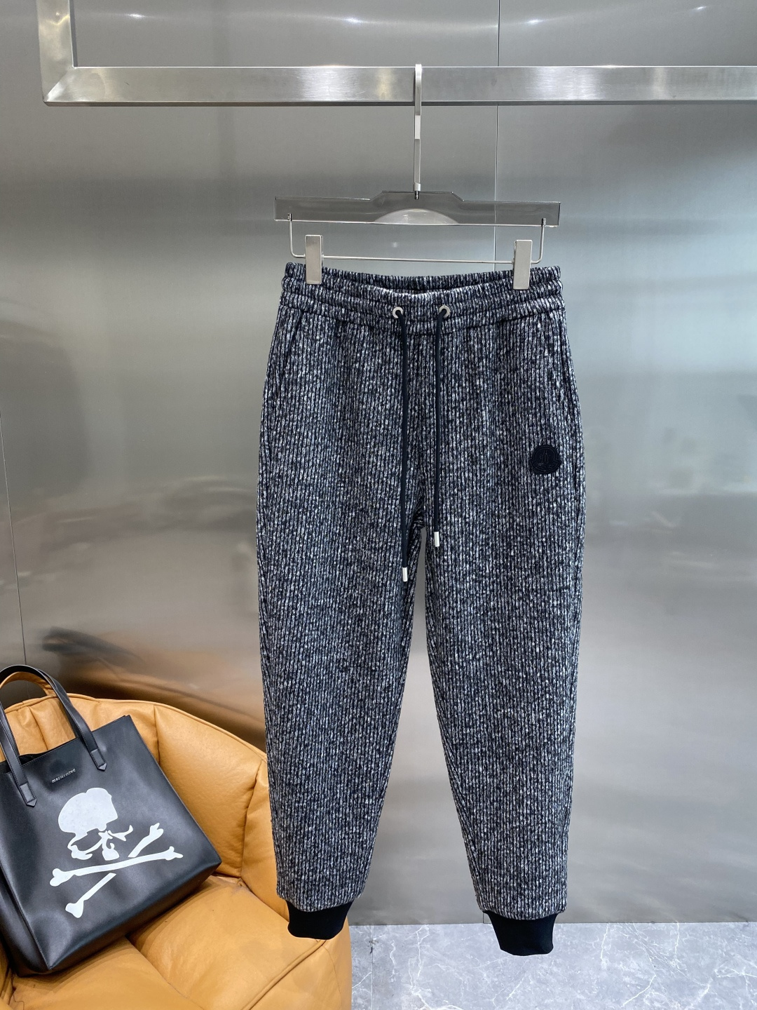 《𝙉𝙚𝙬🤍🖤蒙家》2025专柜新品大爆款高端休闲裤松紧裤！奢华品牌logo重工艺点缀 随意进出专柜，高端