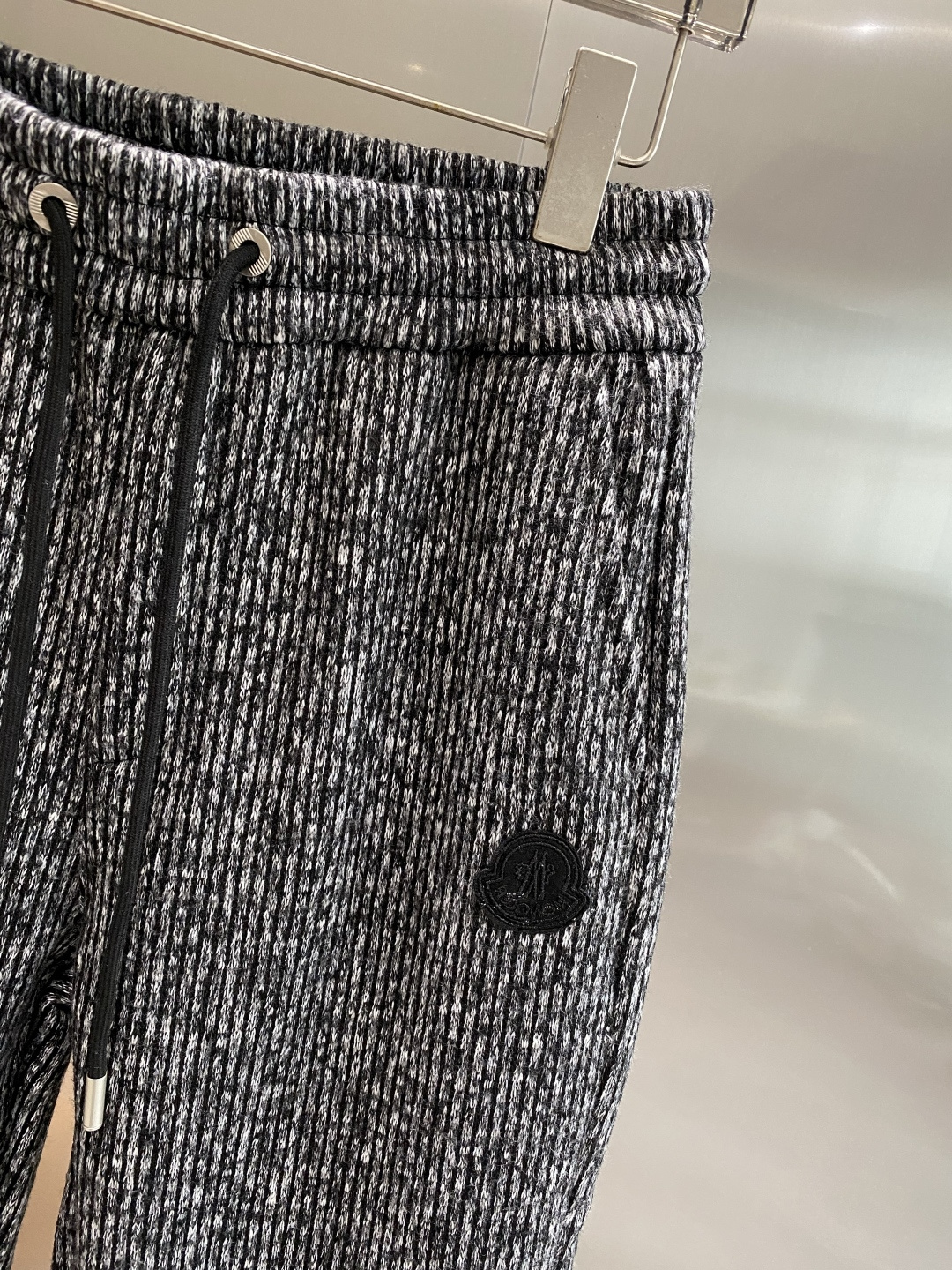 《𝙉𝙚𝙬🤍🖤蒙家》2025专柜新品大爆款高端休闲裤松紧裤！奢华品牌logo重工艺点缀 随意进出专柜，高端