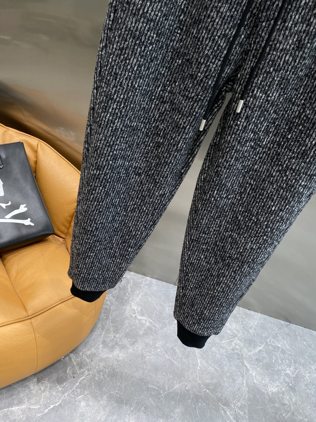 《𝙉𝙚𝙬🤍🖤蒙家》2025专柜新品大爆款高端休闲裤松紧裤！奢华品牌logo重工艺点缀 随意进出专柜，高端