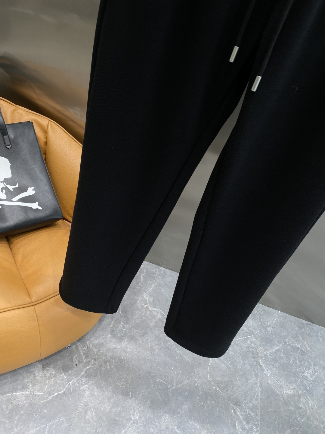 《𝙉𝙚𝙬🤍🖤蒙家》2025秋冬新款休闲裤！官网同步发售。品牌经典LOGO休闲裤 ，舒适度极好，手触感强烈