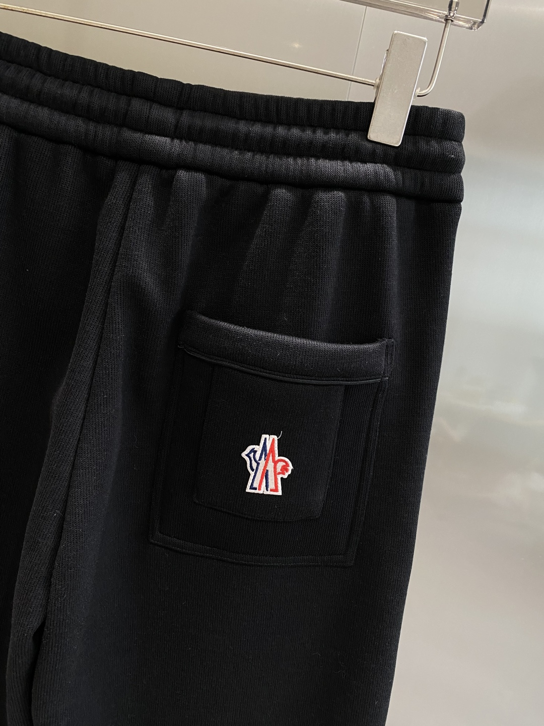 《𝙉𝙚𝙬🤍🖤蒙家》2025秋冬新款休闲裤！官网同步发售。品牌经典LOGO休闲裤 ，舒适度极好，手触感强烈