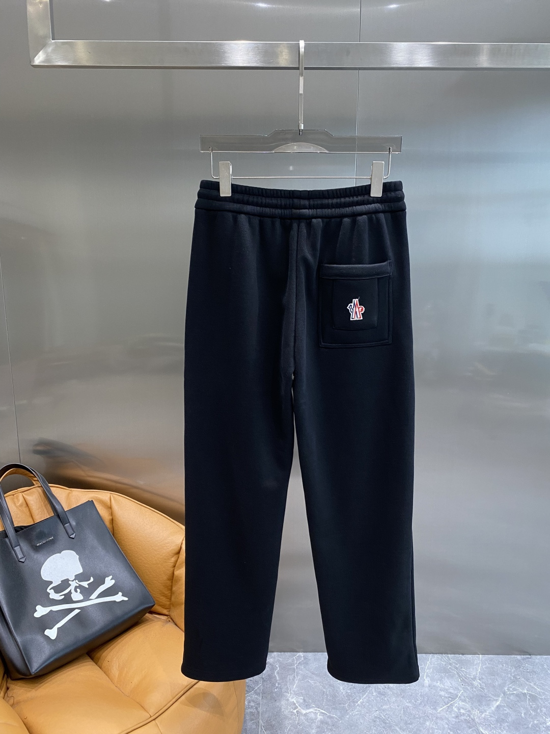 《𝙉𝙚𝙬🤍🖤蒙家》2025秋冬新款休闲裤！官网同步发售。品牌经典LOGO休闲裤 ，舒适度极好，手触感强烈