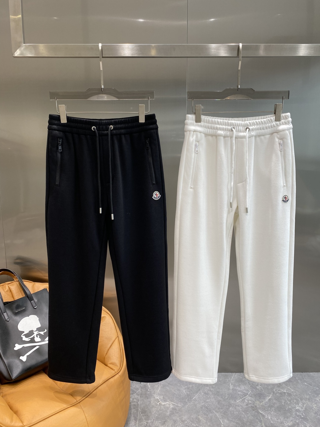《𝙉𝙚𝙬🤍🖤蒙家》2025秋冬新款休闲裤！官网同步发售。品牌经典LOGO休闲裤 ，舒适度极好，手触感强烈