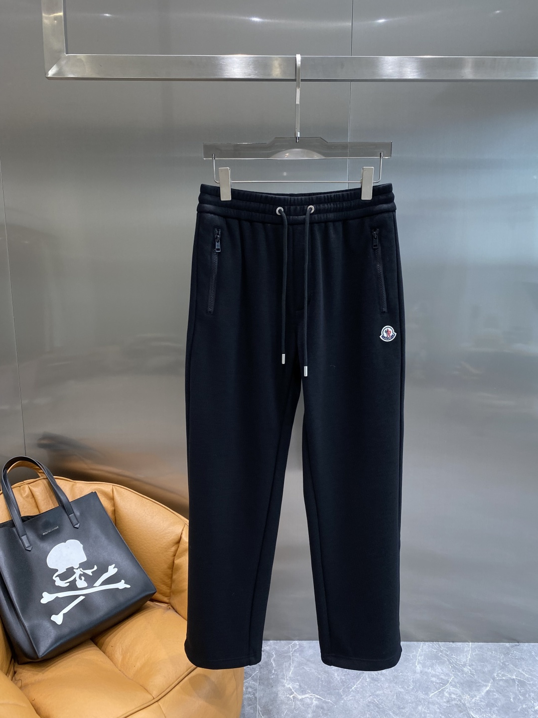 《𝙉𝙚𝙬🤍🖤蒙家》2025秋冬新款休闲裤！官网同步发售。品牌经典LOGO休闲裤 ，舒适度极好，手触感强烈