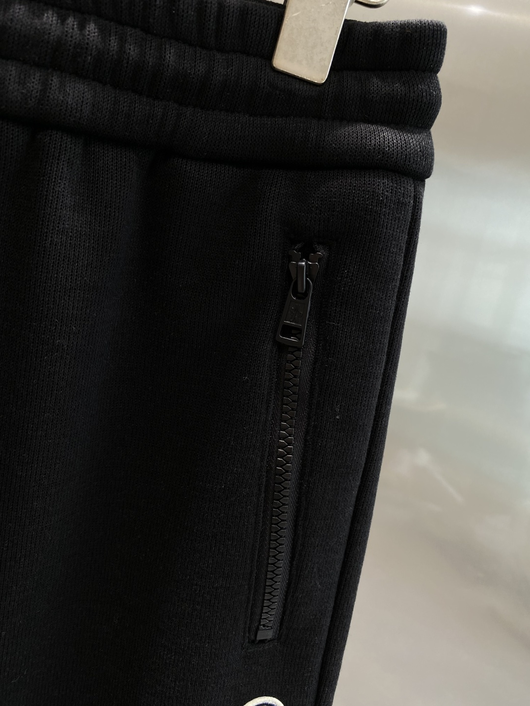 《𝙉𝙚𝙬🤍🖤蒙家》2025秋冬新款休闲裤！官网同步发售。品牌经典LOGO休闲裤 ，舒适度极好，手触感强烈