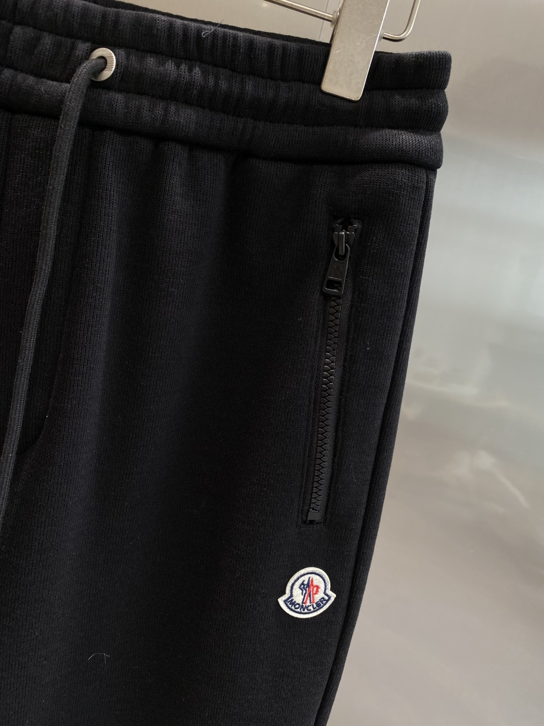 《𝙉𝙚𝙬🤍🖤蒙家》2025秋冬新款休闲裤！官网同步发售。品牌经典LOGO休闲裤 ，舒适度极好，手触感强烈