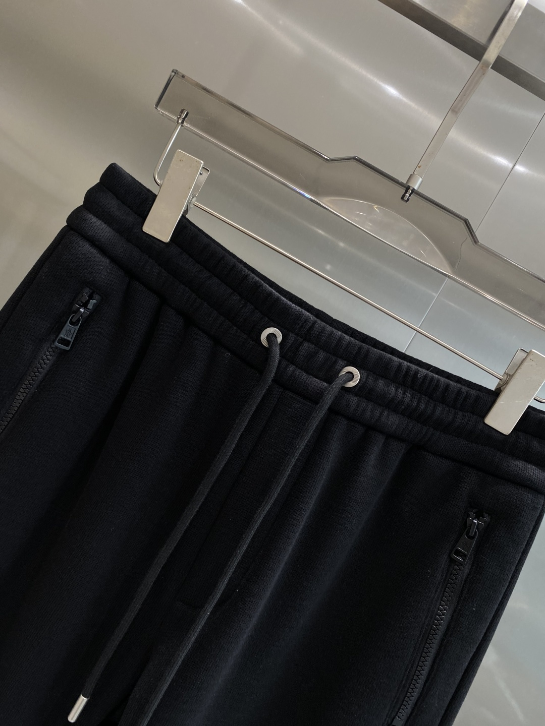 《𝙉𝙚𝙬🤍🖤蒙家》2025秋冬新款休闲裤！官网同步发售。品牌经典LOGO休闲裤 ，舒适度极好，手触感强烈