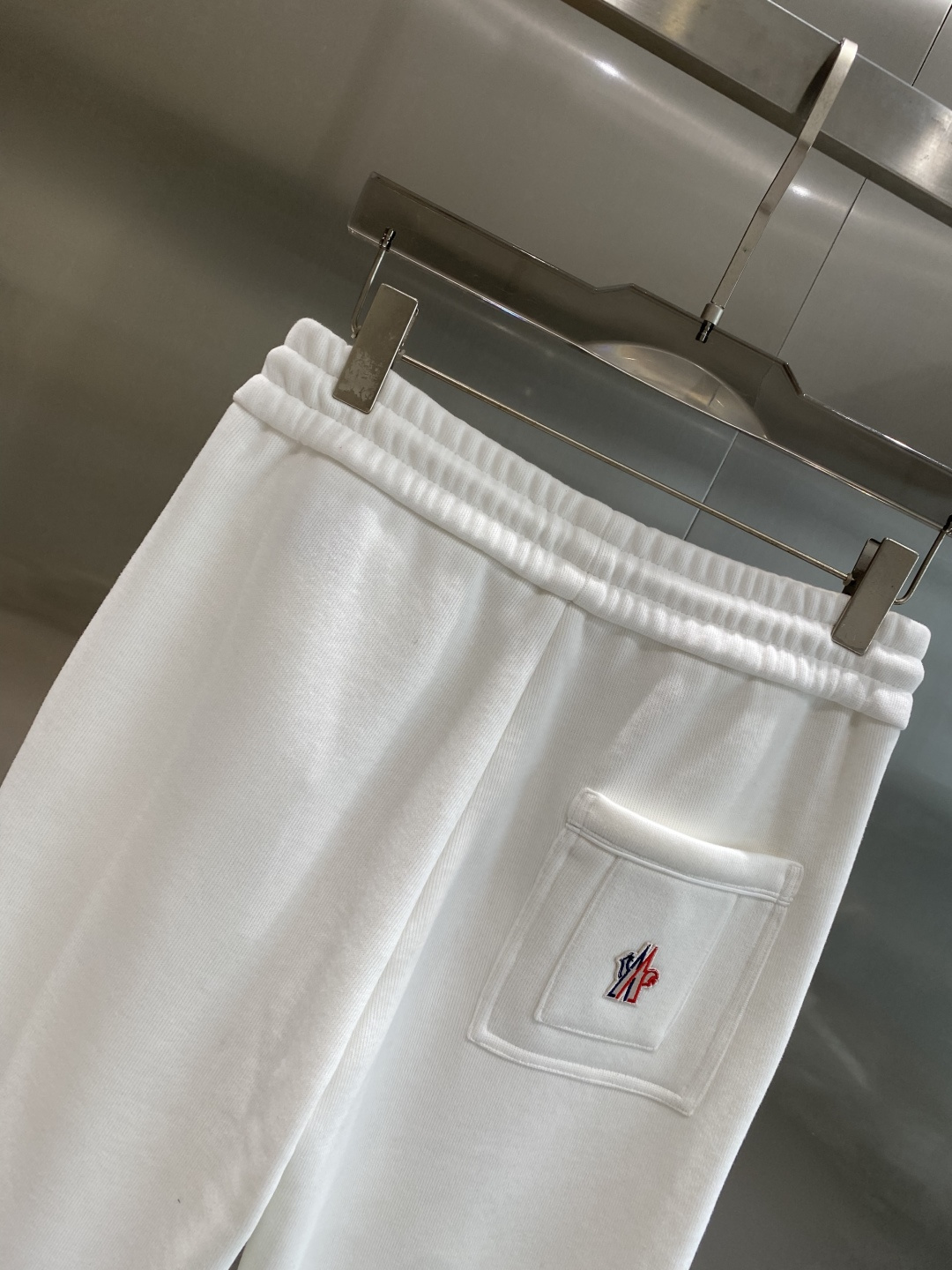 《𝙉𝙚𝙬🤍🖤蒙家》2025秋冬新款休闲裤！官网同步发售。品牌经典LOGO休闲裤 ，舒适度极好，手触感强烈