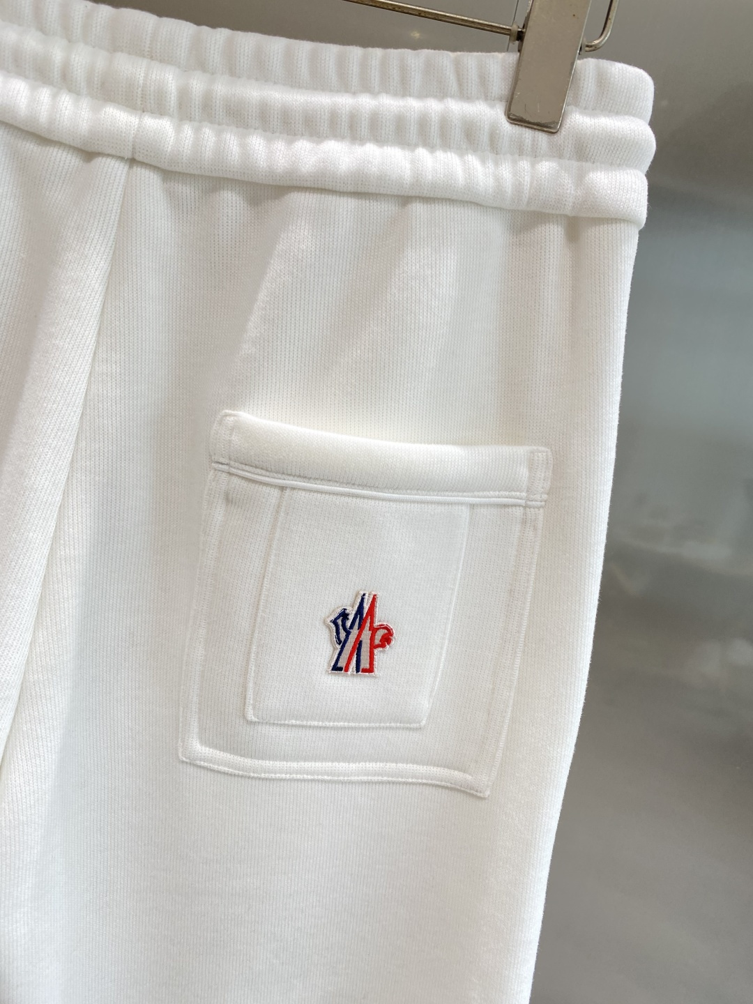 《𝙉𝙚𝙬🤍🖤蒙家》2025秋冬新款休闲裤！官网同步发售。品牌经典LOGO休闲裤 ，舒适度极好，手触感强烈