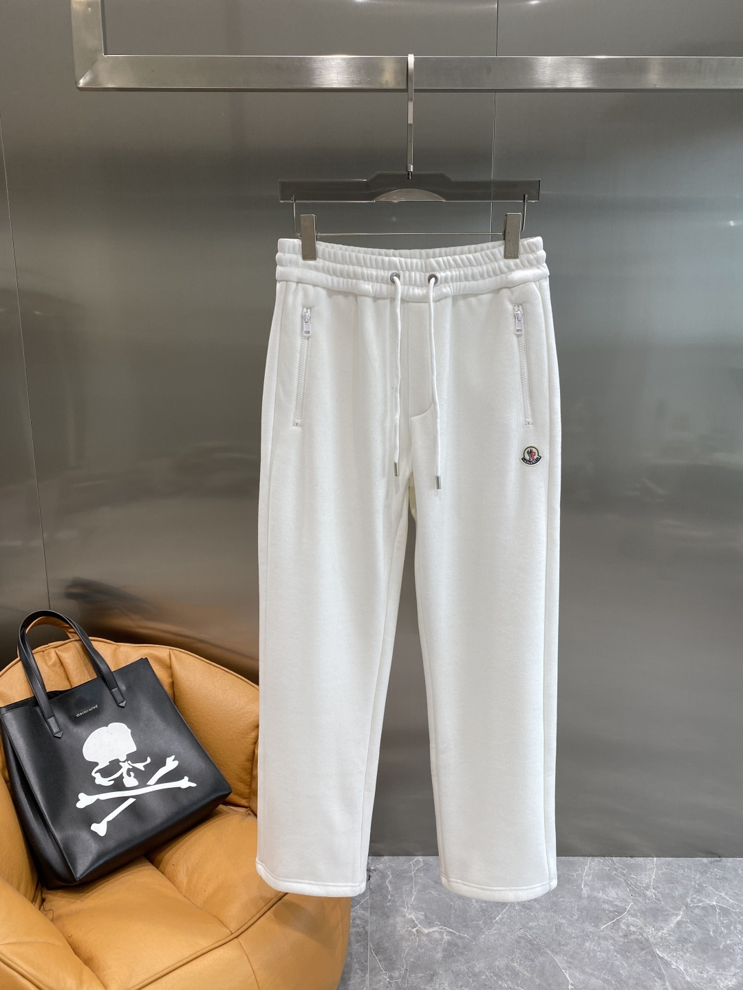 《𝙉𝙚𝙬🤍🖤蒙家》2025秋冬新款休闲裤！官网同步发售。品牌经典LOGO休闲裤 ，舒适度极好，手触感强烈