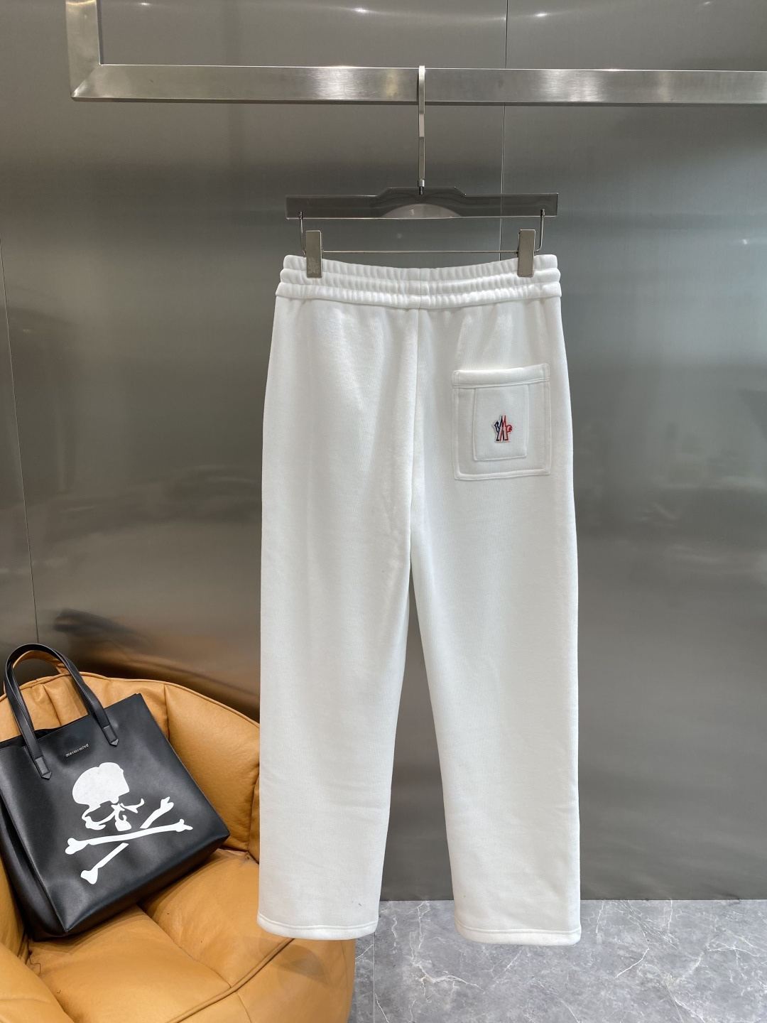 《𝙉𝙚𝙬🤍🖤蒙家》2025秋冬新款休闲裤！官网同步发售。品牌经典LOGO休闲裤 ，舒适度极好，手触感强烈