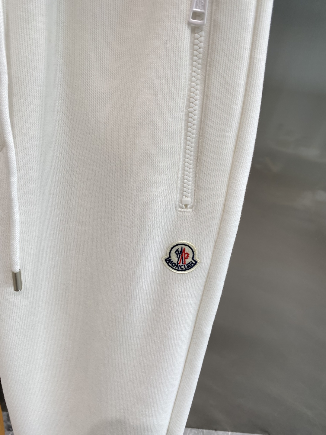 《𝙉𝙚𝙬🤍🖤蒙家》2025秋冬新款休闲裤！官网同步发售。品牌经典LOGO休闲裤 ，舒适度极好，手触感强烈