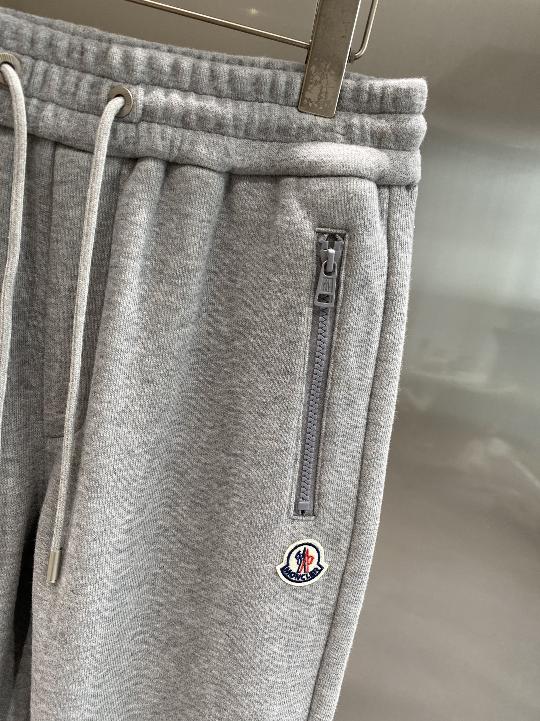 《𝙉𝙚𝙬🤍🖤蒙家》2025秋冬新款休闲裤！官网同步发售。品牌经典LOGO休闲裤 ，舒适度极好，手触感强烈