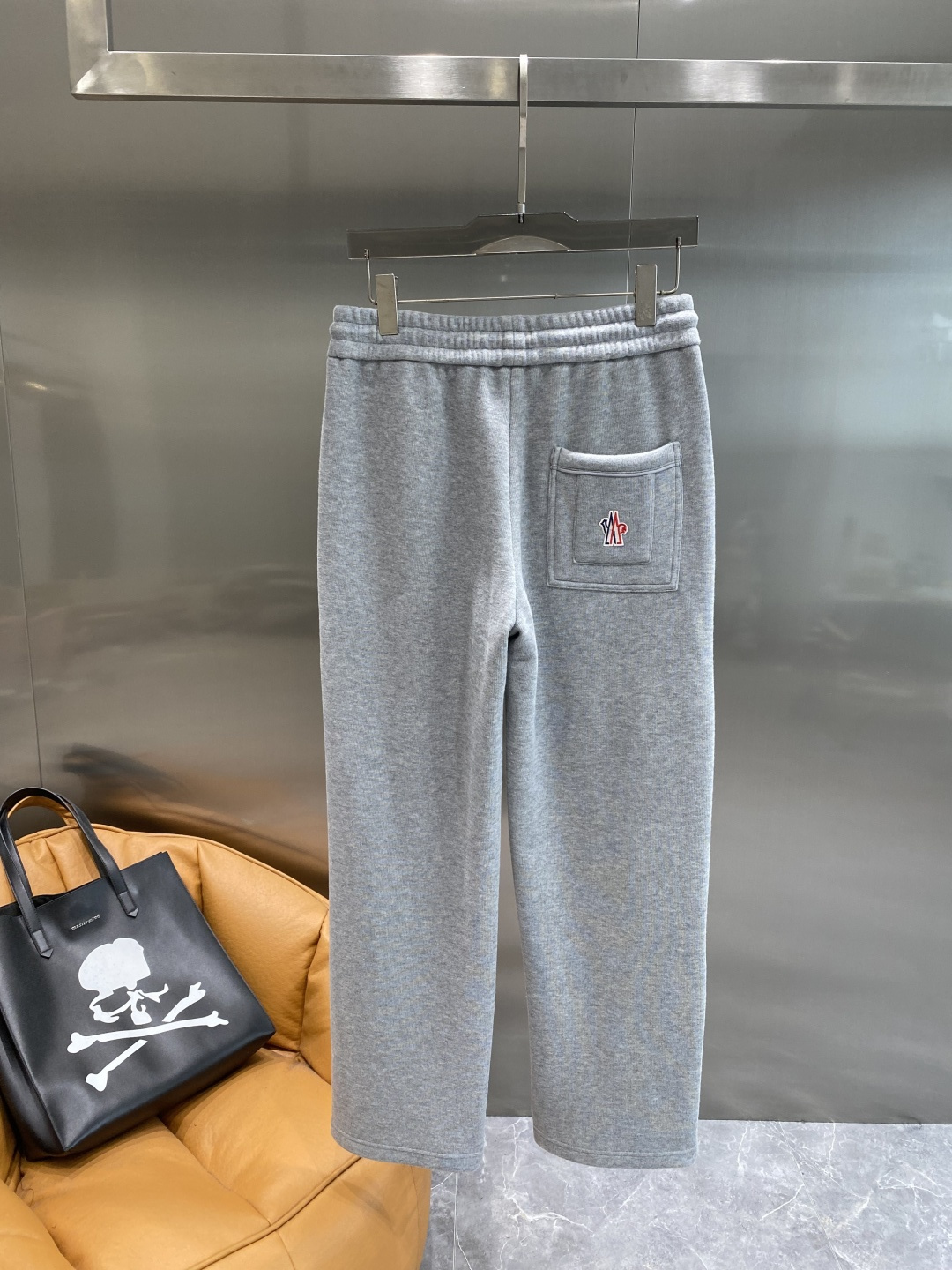 《𝙉𝙚𝙬🤍🖤蒙家》2025秋冬新款休闲裤！官网同步发售。品牌经典LOGO休闲裤 ，舒适度极好，手触感强烈