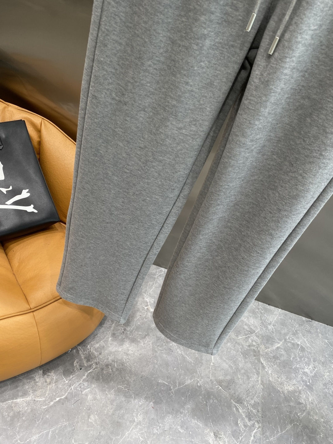 《𝙉𝙚𝙬🤍🖤蒙家》2025秋冬新款休闲裤！官网同步发售。品牌经典LOGO休闲裤 ，舒适度极好，手触感强烈
