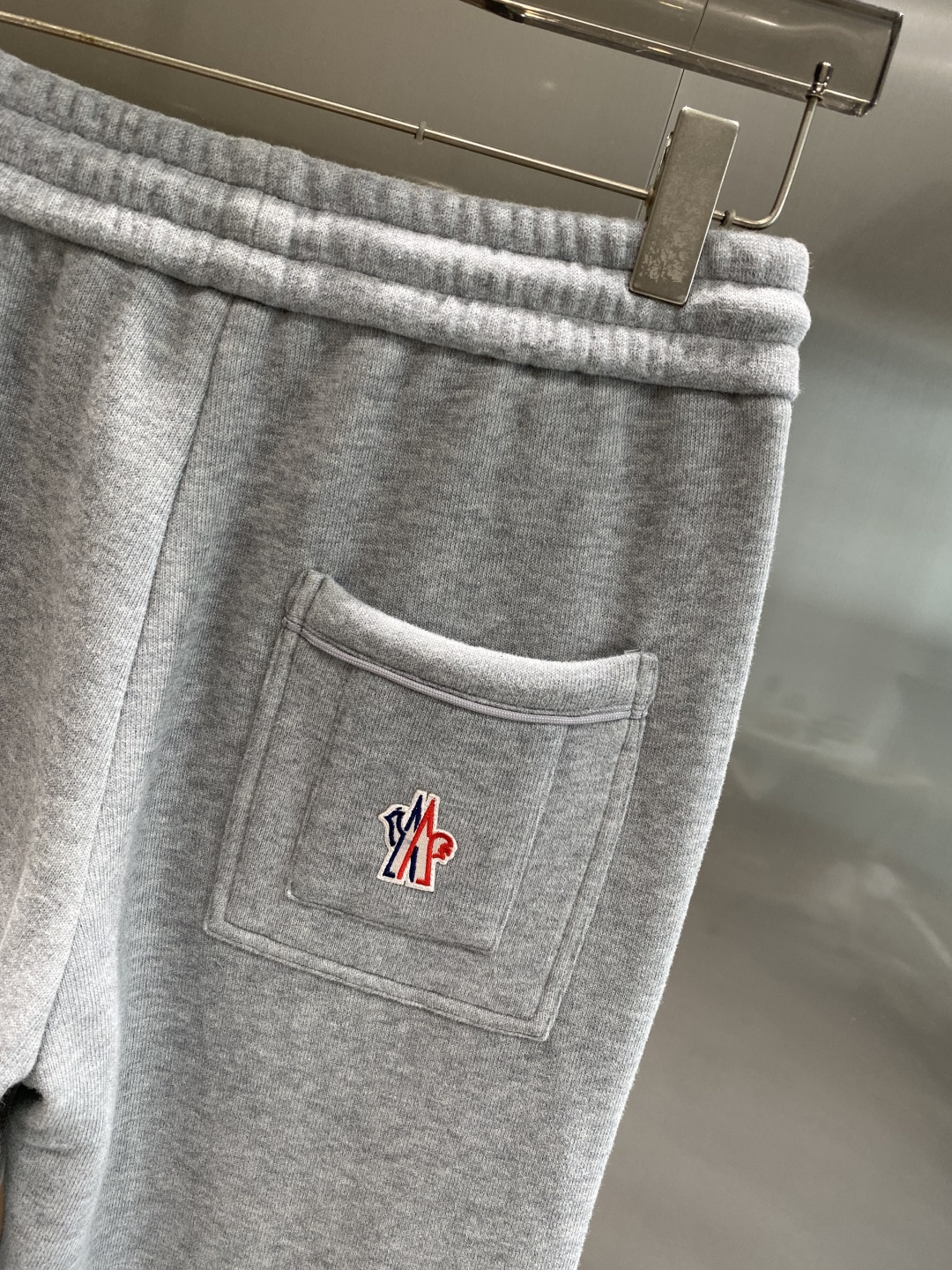 《𝙉𝙚𝙬🤍🖤蒙家》2025秋冬新款休闲裤！官网同步发售。品牌经典LOGO休闲裤 ，舒适度极好，手触感强烈