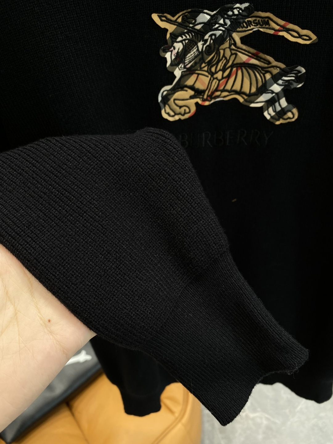 《𝙉𝙚𝙬🤍🖤巴家》2025官网秋冬季最新毛衣，专柜同步在售爆款！特供羊毛混纺面料.手感舒适.可直接接触皮