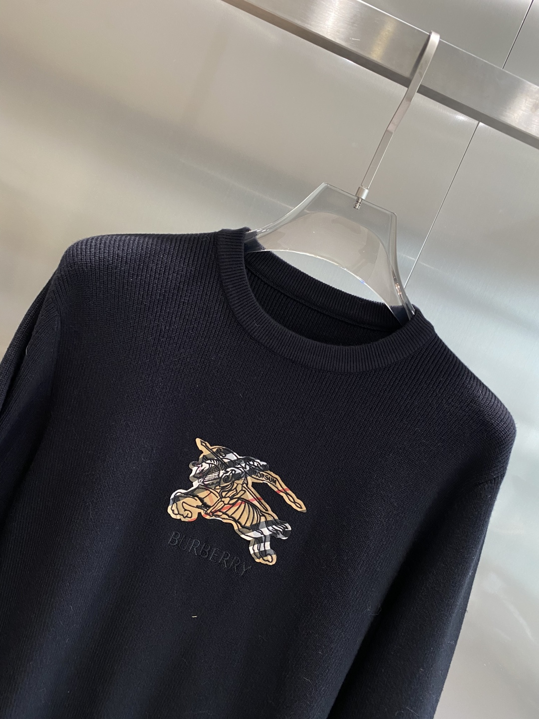 《𝙉𝙚𝙬🤍🖤巴家》2025官网秋冬季最新毛衣，专柜同步在售爆款！特供羊毛混纺面料.手感舒适.可直接接触皮