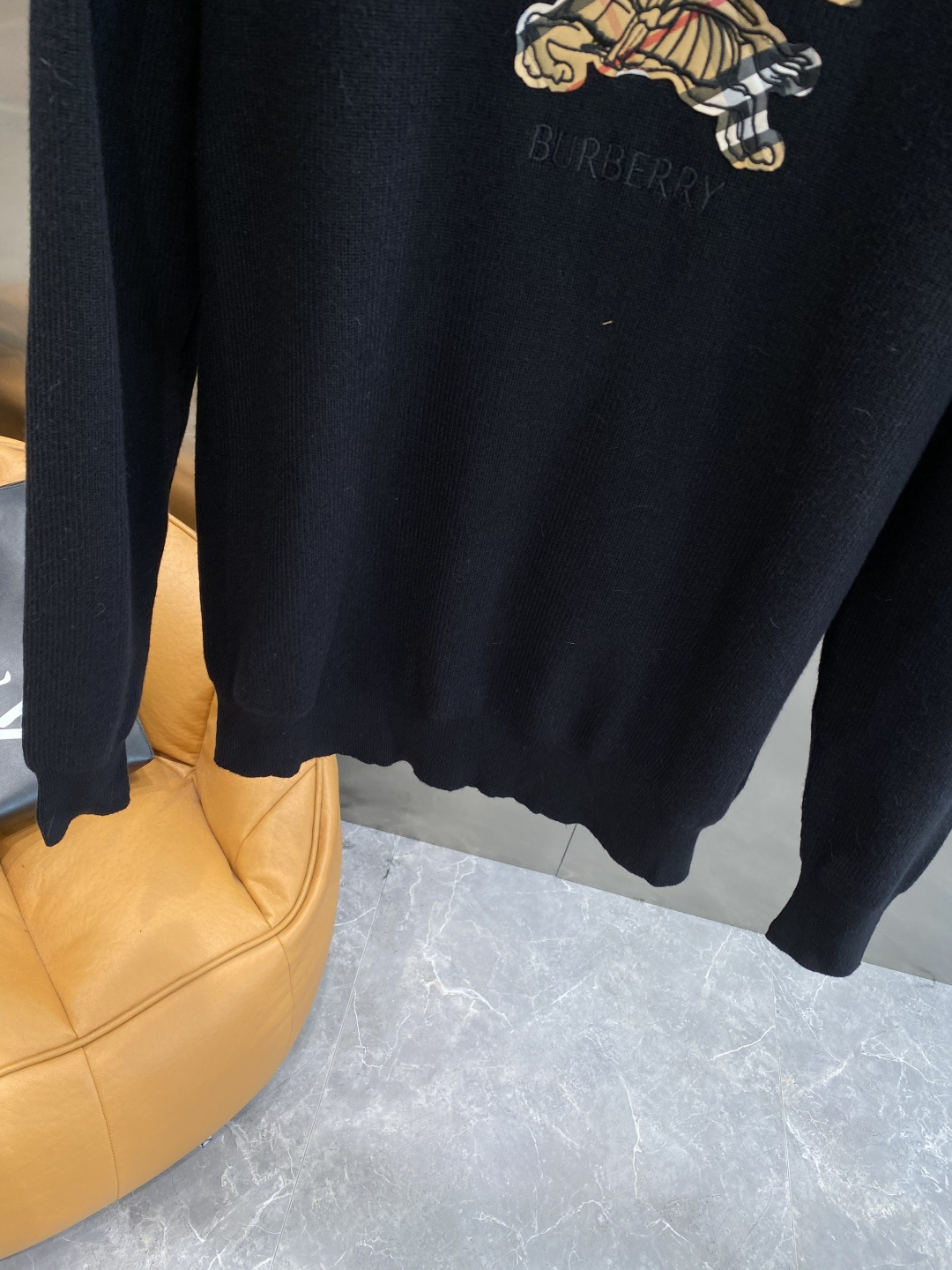 《𝙉𝙚𝙬🤍🖤巴家》2025官网秋冬季最新毛衣，专柜同步在售爆款！特供羊毛混纺面料.手感舒适.可直接接触皮