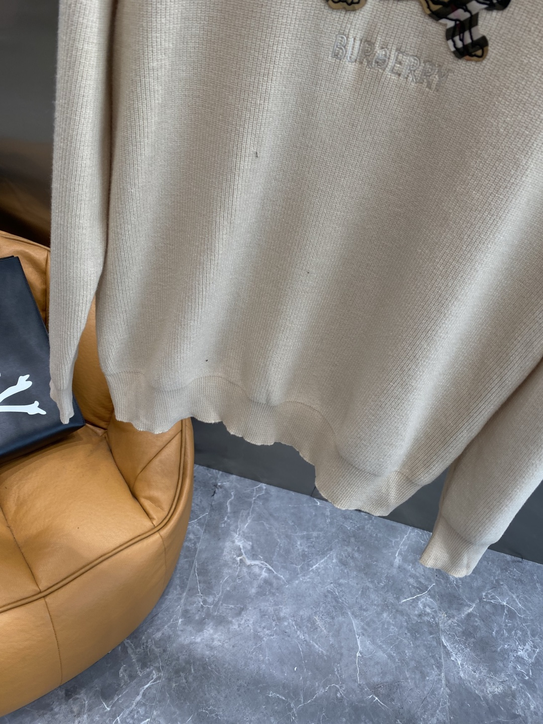 《𝙉𝙚𝙬🤍🖤巴家》2025官网秋冬季最新毛衣，专柜同步在售爆款！特供羊毛混纺面料.手感舒适.可直接接触皮