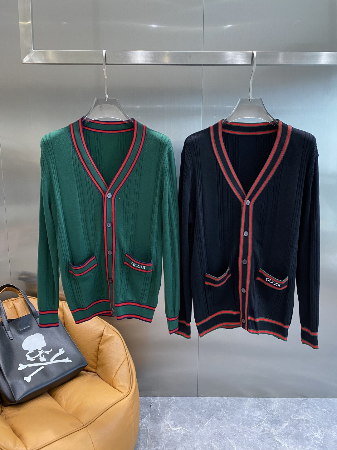 《𝙉𝙚𝙬🤍🖤古家》开衫新款针织毛衣衫，彰显2025秋冬秀场的 主题。责任采购羊毛成就换季时节的典雅之选，